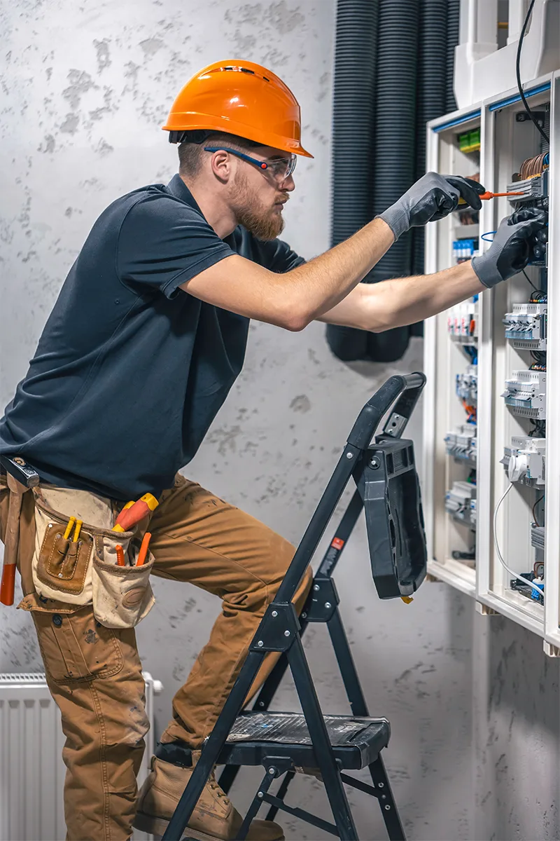 elektryk-amperhurtownia-montujący-skrzynkę-elektryczną
